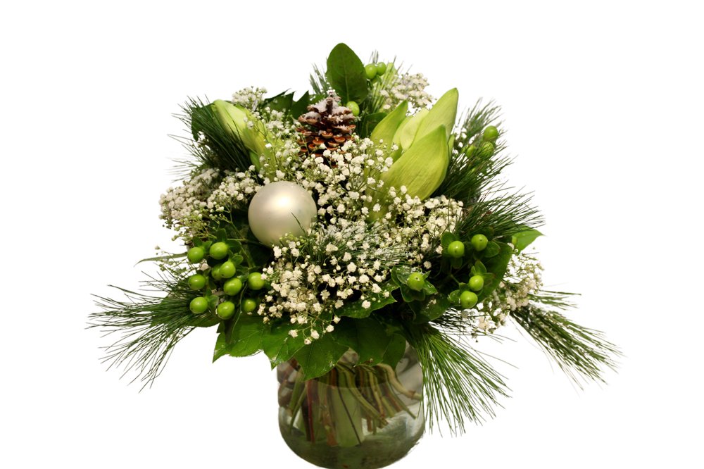 Der Amaryllistraum weiss von florali ist ein festlicher, floraler Weihnachtsstrauß in einer Glasvase mit weißen Lilien, Amaryllis, Schleierkraut, grünen Beeren, Tannennadeln, einem Tannenzapfen und einem weißen Ornament – Frischegarantie inklusive.