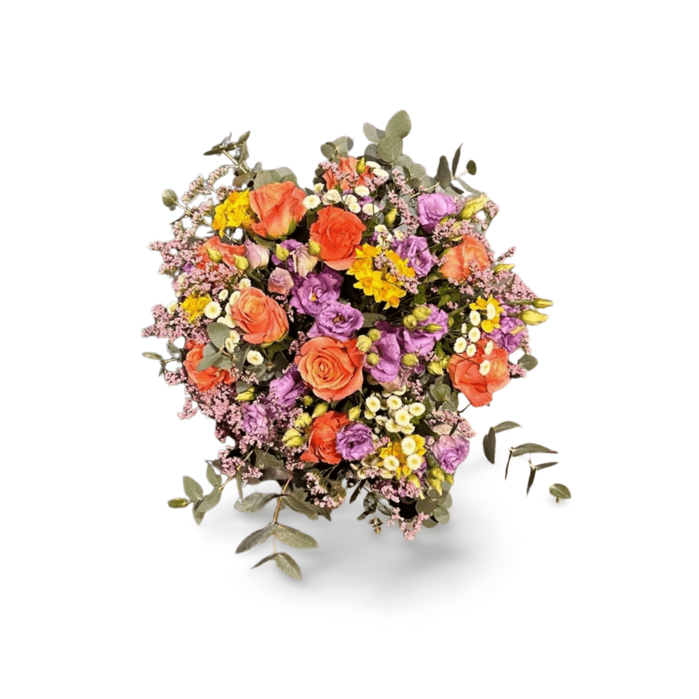 Der Blumenstrauß „Muntermacher“ von florali zeigt leuchtend orange Rosen, violette Lisianthus, gelbe Gänseblümchen, weiße Blüten und üppiges Grün in einem abgerundeten Design, kunstvoll arrangiert auf weißem Hintergrund von erfahrenen Florist:innen.