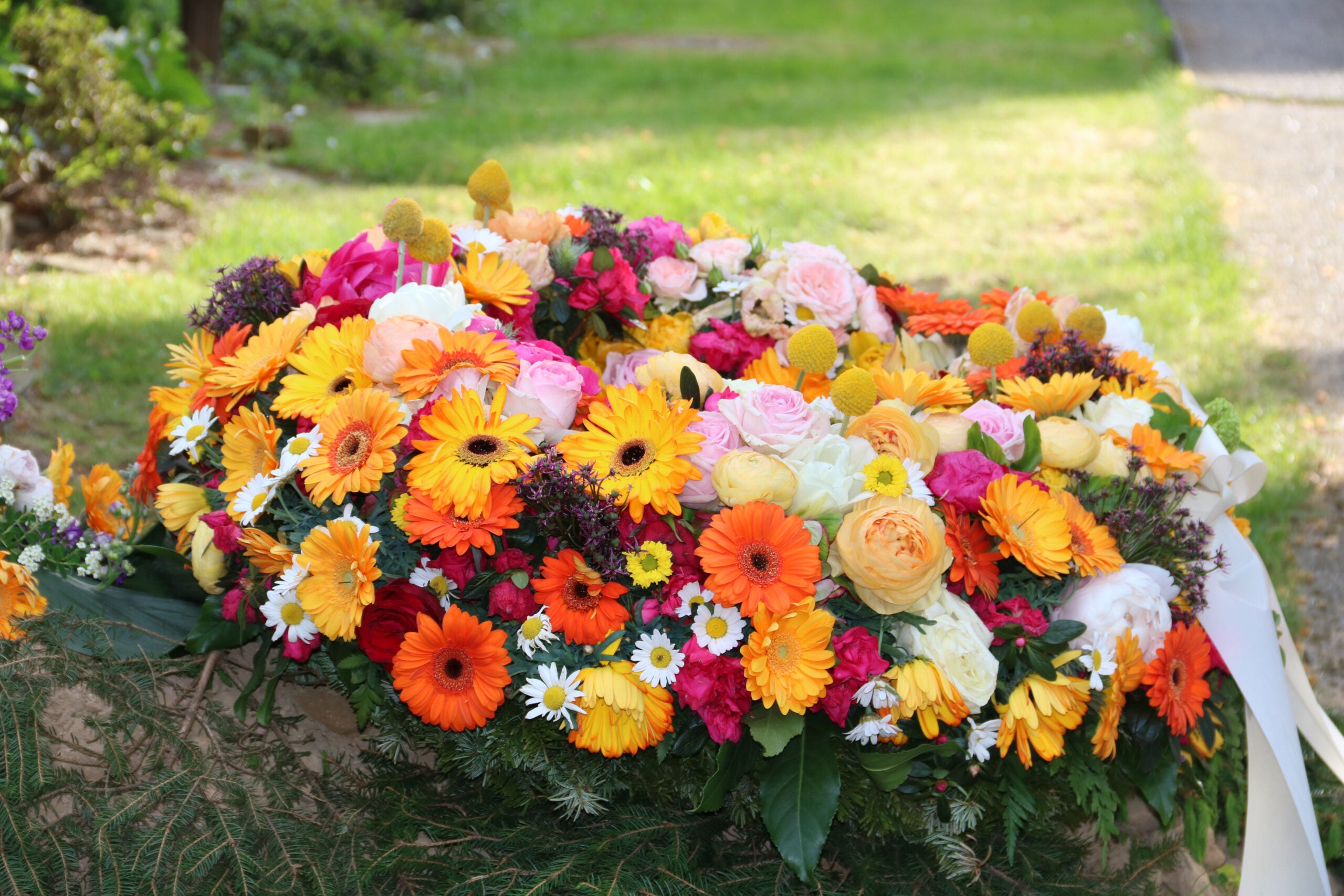 Trauerfloristik in Hamburg - Feinfühlige und würdevolle Blumengestecke und Kränze zur Lieferung in Hamburg für Gedenkfeiern