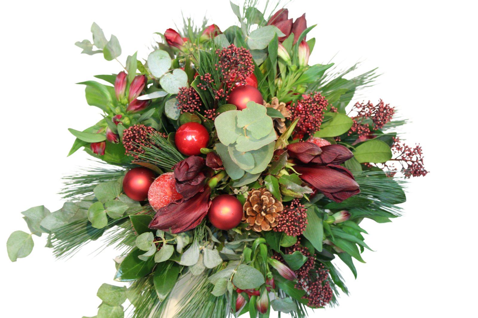Der „Amaryllistraum bordeaux“ von florali ist ein festlicher Weihnachtsstrauß mit roten Amaryllis, Tannenzapfen, roten Kugeln, Schnittgrün und Eukalyptusblättern, weihnachtlich arrangiert mit Frischegarantie.
