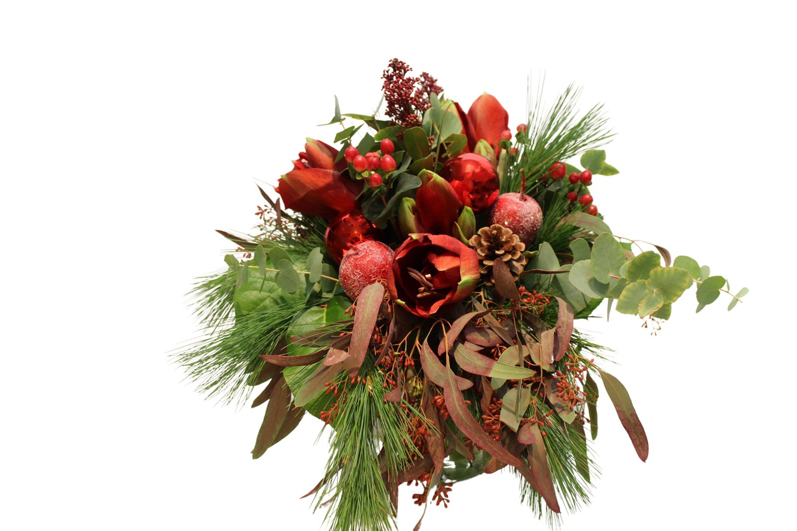 Der „Amaryllistraum rot“ von florali ist ein festlicher Weihnachtsstrauß mit roten Amaryllis, Beeren, Tannenzapfen und grünem Laub, wunderschön arrangiert vor weißem Hintergrund.