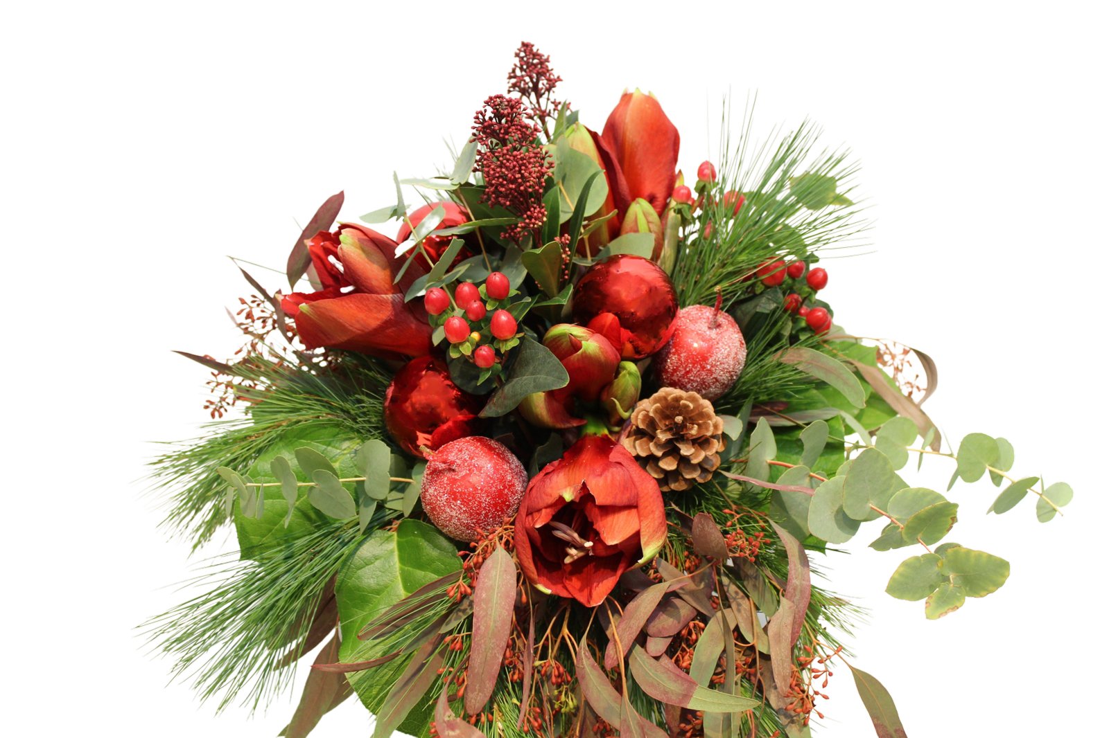 Der florali „Amaryllistraum rot“ ist ein festlicher Blumenstrauß mit roten Blüten, Amaryllis, Tannenzweigen, Beeren, Eukalyptusblättern, Tannenzapfen und roten Ornamenten auf weißem Hintergrund.