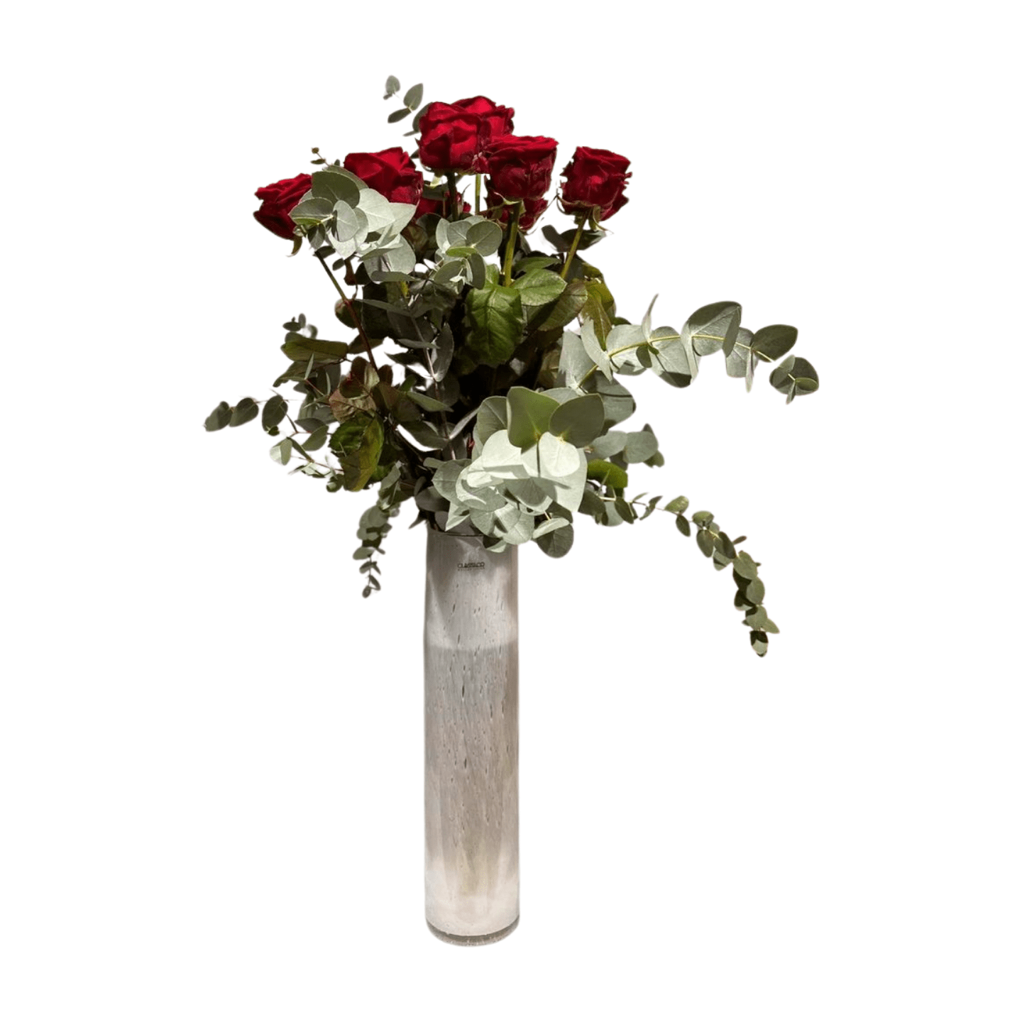 Der Blumenstrauß Königin der Herzen von florali mit roten Rosen und grünem Eukalyptus, arrangiert in einer hohen weißen Vase vor schlichtem weißem Hintergrund.