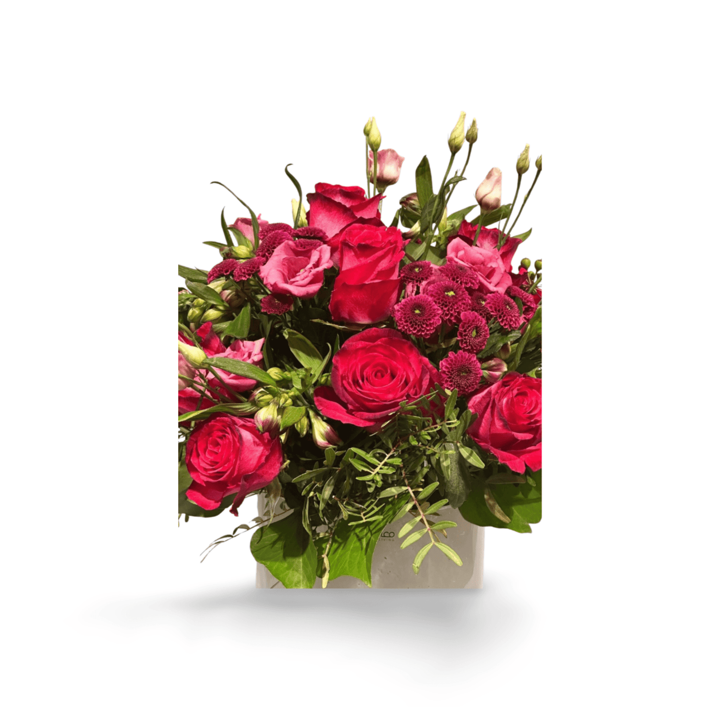 „Harmonie der Farben“ von florali: Ein bunter Blumenstrauß aus rosa Rosen und magentafarbenen Blüten mit grünem Laub, kunstvoll arrangiert in einer weißen Vase vor weißem Hintergrund.