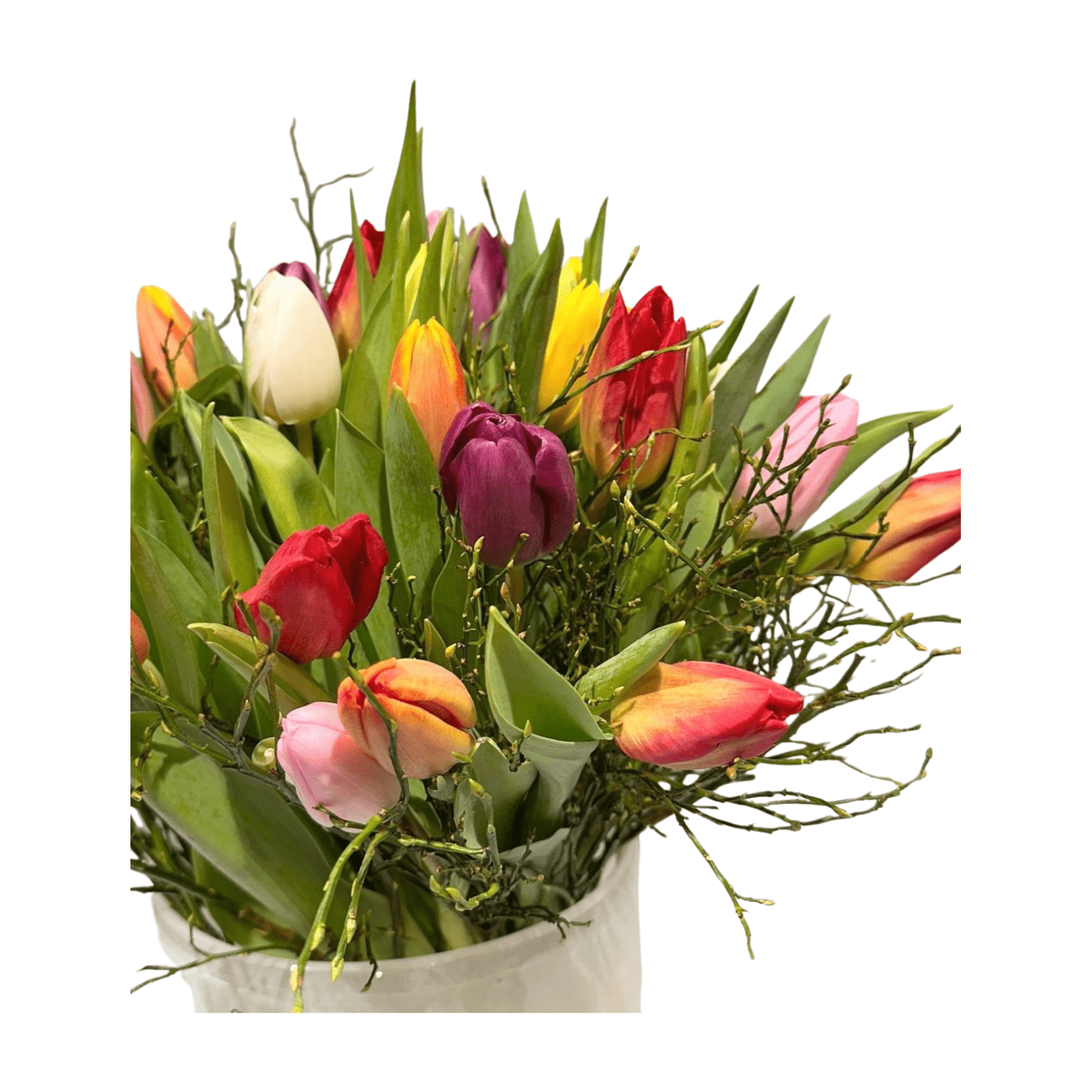 Der Tulip Rainbow von florali: Ein farbenfroher Tulpenstrauß in Rot, Pink, Lila, Gelb, Orange und Weiß mit Eukalyptusgrün, stilvoll arrangiert in einer weißen Vase vor weißem Hintergrund.