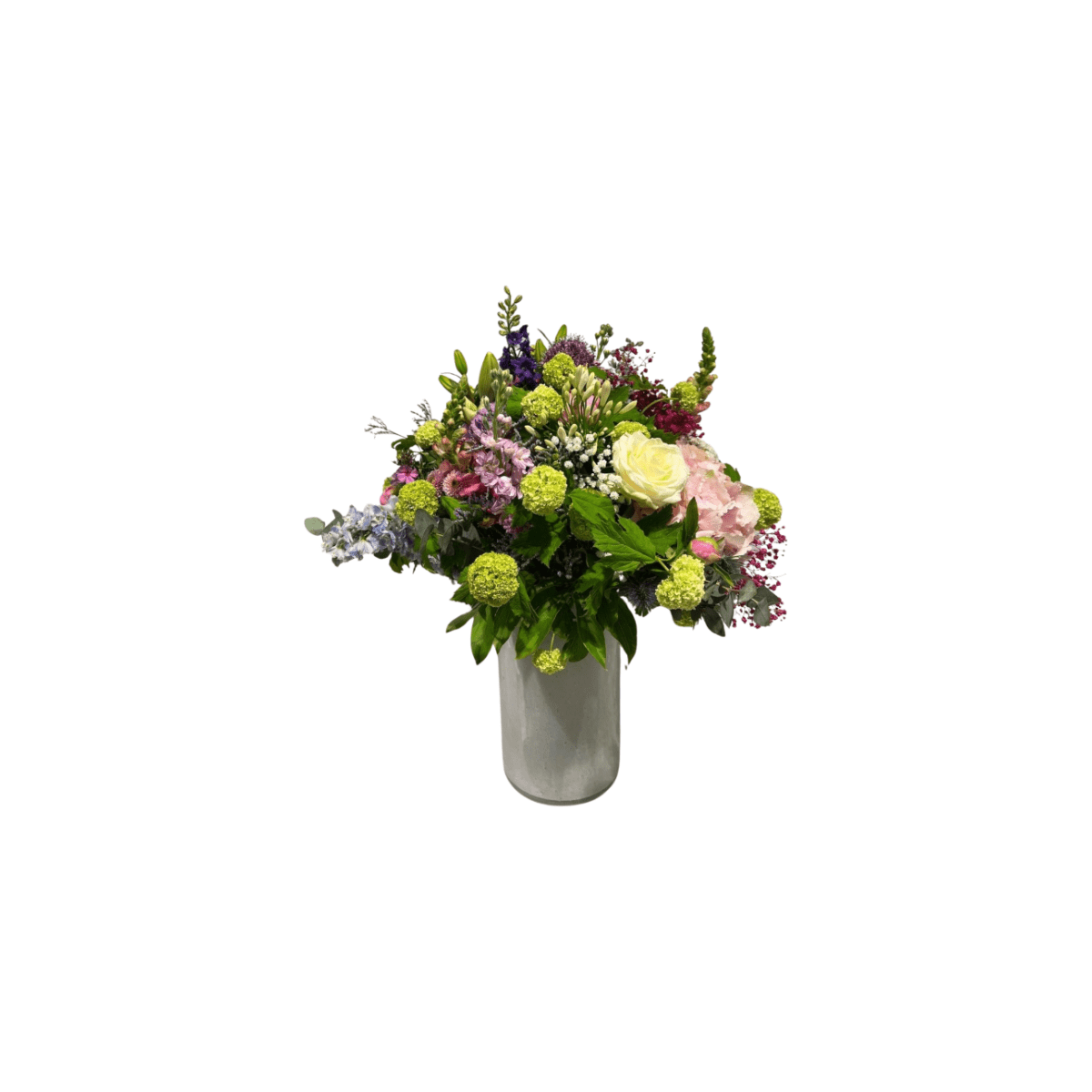 Das florali Wiesenspiel ist ein leuchtender Sommerblumen-Blumenstrauß mit Rosen, Hortensien und Grünpflanzen in einer hohen weißen Vase, präsentiert vor einem weißen Hintergrund.